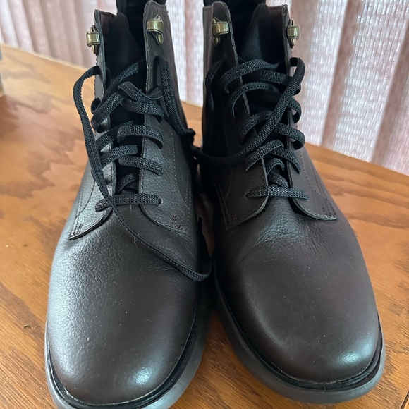 Size 8 Cole Haan waterproof boots - Picture 1 of 5